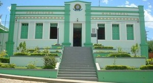 Iniciada sua formação no final dos anos de 1600, Riacho de Santa já era próspera no século XVIII. O imponente Casarão Sede da Prefeitura ilustra seu passado de bonança. Foto: reprodução