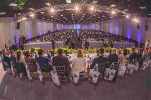 Nenhum outro evento no mundo consegue reunir tanta gente diferente, que tem em comum o gosto pelo vinho, independente de marca. Foram 1.000 apreciadores de oito países. (Imagens: Wagner Meneguzzi e Merlo/divulgação)