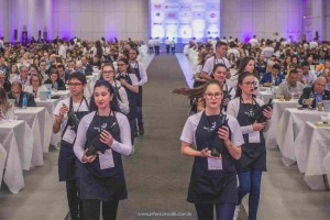 Estudantes do  curso de Viticultora e Enologia servir aos degustadores 1.000 taças de vinho e 1.000 taças de espumante, das 1.440 garrafas oferecidas à degustação (90 de cada amostra) Imagen: Wagner Meneguzzi e Merlo/divulgação.