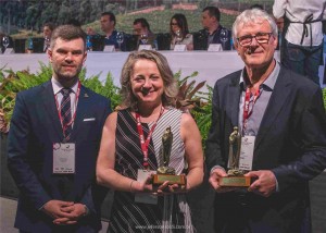 Presidente da ABE, Daniel Salvador (E), recepcionou os homenageados com o Troféu Vitis, Ivane Fávero e Lucindo Copat.