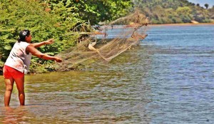 Mulheres exercem papel de destaque na atividade pesqueira, mas ainda lutam pelo direito ao reconhecimento do trabalho. (Foto: reprodução Rede Diário/ES)