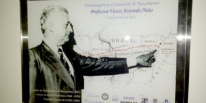 Vasco Neto defendeu um sistema ferroviário como opção para o transporte de cargas e idealizou uma ferrovia transulamericana, com 6.000 km de extensão, do complexo portuário da Bahia, na região de Ilhéus e Campinho (baía de Camamu-Maraú), até o Peru. Foto: SENGE BAHIA/reprodução.