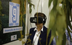 A Usando os óculos de realidade virtual, a ministra pode percorre um labirinto, em que se depara com 14 cenas do sistema produtivo. Foto: Antônio Araújo/Mapa