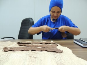 A agrônoma Ildefonsa Zanatto trabalha com couro de tambaqui durante o curso. Foto: Ana Maio/divulgação.