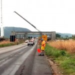 O primeiro trecho a ser duplicado, de 840 metros, compreende entre o fim do perímetro urbano e o viaduto da Ferrovia Oeste Leste, com pistas laterais nos dois sentidos, de 2,5 metros de largura. Foto relacionada /reprodução.