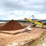 Em vez de depositar os rejeitos em grandes barragens, o processo de filtração separa e recupera a água da lama e concentra os resíduos sólidos em pilhas. Foto Divulgação