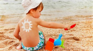 Se a criança estiver em contato direto com o sol, o protetor deve ser reaplicado a cada 2hs. Imagem relacionada: cópia internet