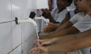 O Unicef afirma ainda que 47% das escolas, que abrigam 900 milhões de crianças em idade escolar, não têm um lavatório adequado. Foto: Fernando Frazão / Agencia Brasil
