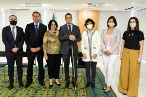 “O nosso governo, ao qual a vossa senhoria integra nesse momento, se sente muito honrado pelo seu passado, pela sua experiência e por aquilo que o senhor pode contribuir para com o nosso Brasil”, disse Bolsonaro durante cerimônia no Palácio do Planalto.
