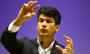 O presidente do Banco Nacional de Desenvolvimento Econômico e Social (BNDES), Gustavo Montezano, disse que as pequenas, micro e médias empresas representam o foco do banco durante a pandemia do novo coronavírus. Foto: Marcelo Camaro/ Agência Brasil.esclarecimentos sobre o processo de investigação independente envolvendo operações entre o Banco e as empresas JBS, Bertin e Eldorado