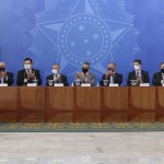 A cerimônia de sanção reuniu vários ministros no Palácio do Planalto. O presidente participou por videoconferência do Palácio da Alvorada. Foto; Agência Brasil