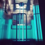 Equipamento criado e produzido no Brasil pela Violet Safe, o Violet I utiliza luz ultravioleta C para eliminar o vírus em elevadores, guaritas, saguões e outras áreas comuns de edifícios. Foto: divulgação.