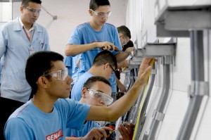 A iniciativa busca tornar a formação do jovem aprendiz mais digital e inovadora e contribuir para sua empregabilidade. Foto: José Paulo Lacerda / Agência CNI de Notícias / reprodução.