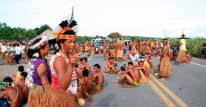 Foto: indios-pataxos-na br-10, no-extremo-sul da bahia. Reprodução / PMS