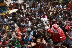 São 500 toneladas de alimentos e 100 mil brinquedos para distribuição para 300 povoados do Pernambuco, Alagoas e Ceará. Foto: divulgação.