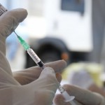 Segundo o plano, o Governo Federal já garantiu 300 milhões de doses de vacinas contra a covid-19 por meio de três acordos. Documento descreve vacinas adquiridas e grupos prioritários. Foto: Tania Rêgo/ Agência Brasil /