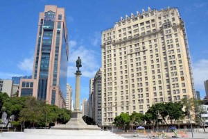 Dentre os patrimônios a serem vendidos está o Edifício A Noite, localizado na Praça Mauá, no Centro do Rio de Janeiro. Foi construído em 1930, com projeto do arquiteto francês Joseph Gire, o mesmo do Copacabana Palace. Abrigou o jornal "A Noite" e hoje é reconhecido por ser sede da Rádio Nacional e do INPI - Instituto Nacional da Propriedade Nacional. (Foto: Alexandre Macieira | Riotur | Fotos Públicas)