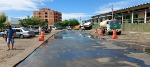Primeiro dia de trabalho foi de ações de moralização e reordenamento dos espaços do Mercado Municipal, bem como promovendo completa faxina e lavagem das ruas do entorno. Foto: Site PMG / divulgação.