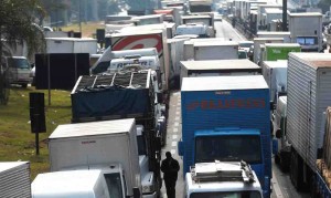 Caminhoneiros estão impedidos de obstruir, mesmo que parcialmente, a rodovia e de praticar atos que prejudiquem o tráfego de veículos na via. Foto: divulgação.