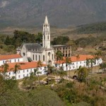 Conhecido mundialmente por sua riqueza ambiental, cultural, religiosa e histórica, o Santuário do Caraça é destino turístico/pedagógico e pode ser considerado uma sala de aula a céu aberto, já que recebe alunos do ensino fundamental, médio e superior para aprendizados em campo. Fotos: divulgação.