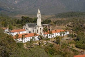 Conhecido mundialmente por sua riqueza ambiental, cultural, religiosa e histórica, o Santuário do Caraça é destino turístico/pedagógico e pode ser considerado uma sala de aula a céu aberto, já que recebe alunos do ensino fundamental, médio e superior para aprendizados em campo. Fotos: divulgação.