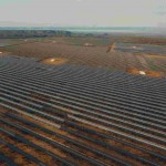 O Parque solar São Gonçalo, maior usina solar fotovoltaica da América do Sul, é a primeira planta da Enel no Brasil a usar módulos solares bifaciais, que captam energia solar de ambos os lados do painel. Foto: Divulgação.