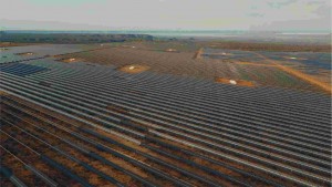 O Parque solar São Gonçalo, maior usina solar fotovoltaica da América do Sul, é a primeira planta da Enel no Brasil a usar módulos solares bifaciais, que captam energia solar de ambos os lados do painel. Foto: Divulgação.