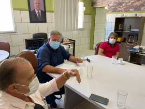 Secretários do município se reuniram para criar um Comitê Econômico para avaliar prejuízos do comércio local. Foto: Ascom PMG