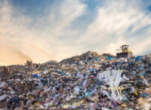 O Brasil ainda convive com cerca de 2.600 lixões, estruturas ilegais e sem tecnologia para garantir a preservação dos recursos naturais. Foto: divulgação ABDIB