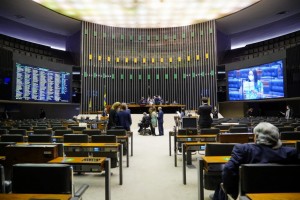 No Plenário da Câmara a lei foi aprovada, por 313 votos a 131, emenda do Senado que exclui os imóveis rurais da proibição. Foto: divulgação