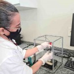 Uma das inventoras, a pesquisadora Roselayne Furtado, da Embrapa Agroindústria Tropical (CE), afirma que o processo de eletrodeposição das nanopartículas de ouro desenvolvido para esse tipo de eletrodo é mais simples e eficiente que outros demonstrados na literatura. Foto: Ricardo Moura.