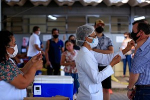 Número representa quase 44% da população adulta do país. Vacinados a primeira dose já somam 136,9 milhões de aplicações (85%) Foto: Myke Sena/MS