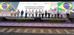 Presidente Jair Bolsonaro, ministro Tarcísio, empresários da Bamin e autoridades na cerimônia de assinatura do Contrato de Concessão da FIOL I, em Tanhaçu/BA. Foto: Fiol