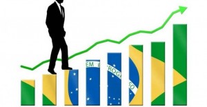 Pesquisa indica que a economia brasileira se manteve no patamar pré-pandemia no segundo trimestre do ano. Arte: BrassilAgro.