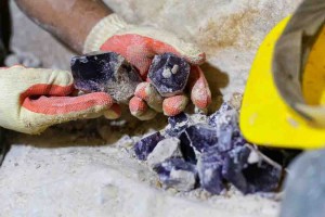 Na Bahia existem 41 Permissões de Lavra Garimpeira (PLG) ativas: em Castro Alves (10) para quartzo e feldspato; Novo Horizonte (07), quartzo rutilado e barita; Oliveira dos Brejinhos (03), quartzo; e Pindobaçu (03) esmeralda. Foto: foco.atarde.uol.com.br/reprodujção.