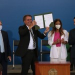 O presidente Jair Bolsonaro mostra decreto de criação da Cédula de Produto Rural  Verde - José Cruz/Agência Brasil
