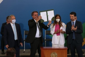 O presidente Jair Bolsonaro mostra decreto de criação da Cédula de Produto Rural  Verde - José Cruz/Agência Brasil