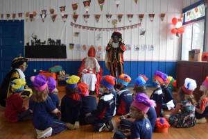 O Sinterklaasfeest (festa de São Nicolau) - tradição holandesa é celebrada no Brasil - marca o início das festas de fim de ano. Sinterklaas visita escolas com seus ajudantes e distribui presentes. Foto: divulgação