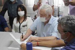 Em cerimônia bastante prestigiada, o prefeito assina o ato de posse de Nancy Ferraz. Foto: divulgação PMG.