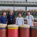 SENAI Têxtil e Confecção da Paraíba e representantes da cooperativa de produtores rurais comemoram a produção. Foto: divulgação.