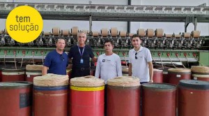 SENAI Têxtil e Confecção da Paraíba e representantes da cooperativa de produtores rurais comemoram a produção. Foto: divulgação.