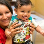 Celebrando o seu 40º aniversário, organização reforça seu compromisso de contribuir para a transformação dos sistemas de saúde, atendendo às necessidades mais críticas no tratamento das fissuras. Foto: cartilha Operação Sorriso Brasil.