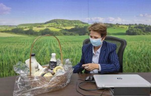 Ao conhecer o trabalho feito com os selos Vacas A2A2 e Bem-Estar Animal, a Ministra enfatizou o papel da iniciativa privada na garantia da rastreabilidade dos produtos lácteos. Foto: divulgação