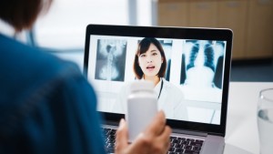 Uma pesquisa realizada pelo Capterra, plataforma que busca e compara softwares, confirma que, de fato, os brasileiros estão muito mais aderentes à modalidade de atendimento virtual. Foto: divulgação.