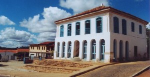 Casa da Câmara e Cadeia – primeira sede do legislativo caetiteense, atualmente, se encontra no antigo salão nobre da Escola Normal. A Câmara se instalou nas salas do primeiro andar do sobrado, onde também funcionou o Tribunal do Júri. Arquivo