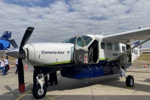Quem, na verdade, vai operar os voos é a empresa Azul Conecta, uma subsidiária da Azul Linhas aéreas, usando aeronaves modelo Cessna Grand Caravan, com capacidade para até nove passageiros.