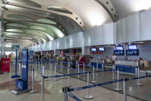 O Aeroporto de Salvador, administrado pela VINCI Airports, está trabalhando para a diminuição da sua pegada de carbono e reduzir pela metade suas emissões diretas até 2030. Foto: Wikimedia Foundation / livre
