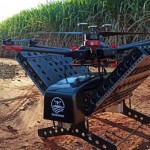 Drones usam tecnologia e dispensers para distribuir agentes biológicos em lavouras de maneira mais eficaz. Crédito: Divulgação Sardrones.