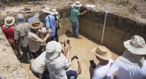 O roteiro da excursão inclui um percurso de sul a norte dos estados de Goiás e Tocantins, desde Goiânia (sul) até Palmas (norte), com exame de 14 perfis de solo por dezenas de participantes e colaboradores técnico-científicos. Divulgação.