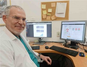 Foto: Dr. Shai Rosenberg em frente ao seu computador no Hospital Hadassah em Jerusalém. (divulgação)